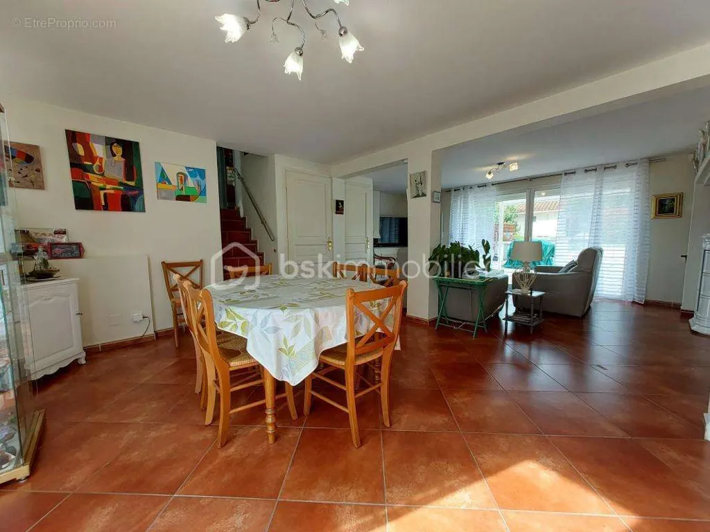 Salle à manger - Maison Traditionnelle avec Piscine sur Parcelle Arborée à Proximité