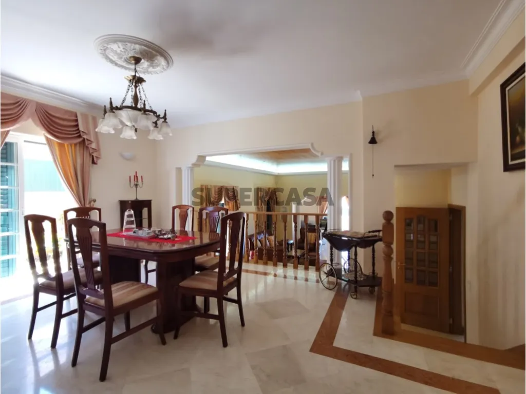 Söögituba - Five-Bedroom House with Pool in Cascais