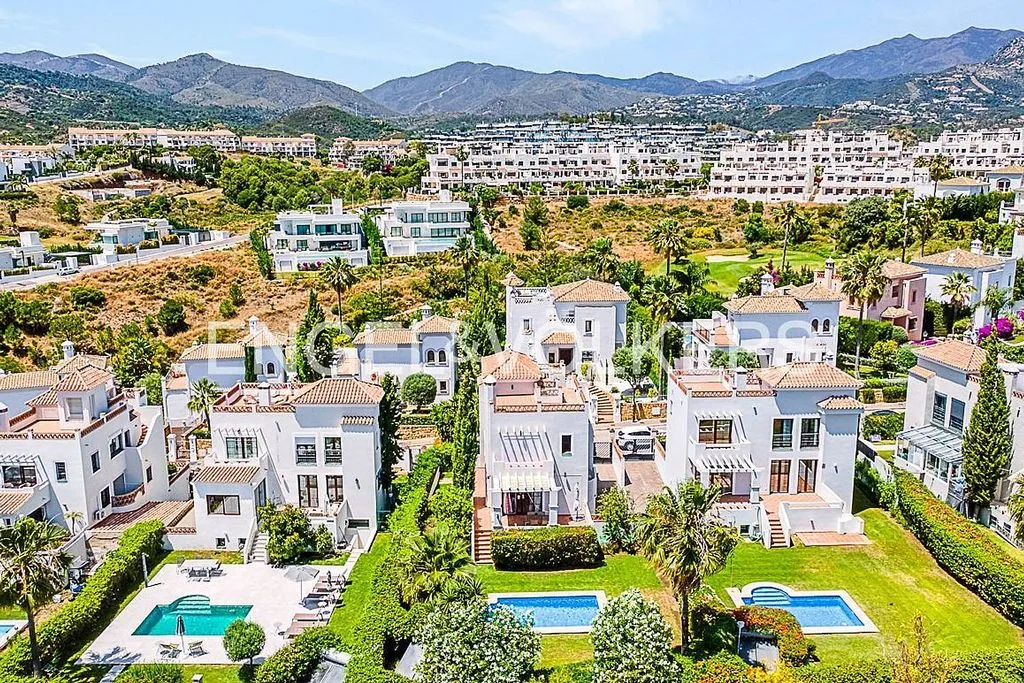 Aed - Villa with Pool and Sea Views in Estepona