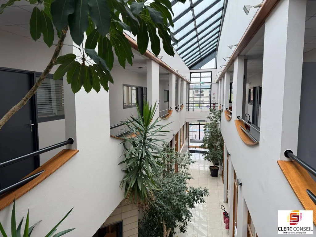 Jardin - Immeuble de Bureaux avec Parking à Mont-Saint-Aignan