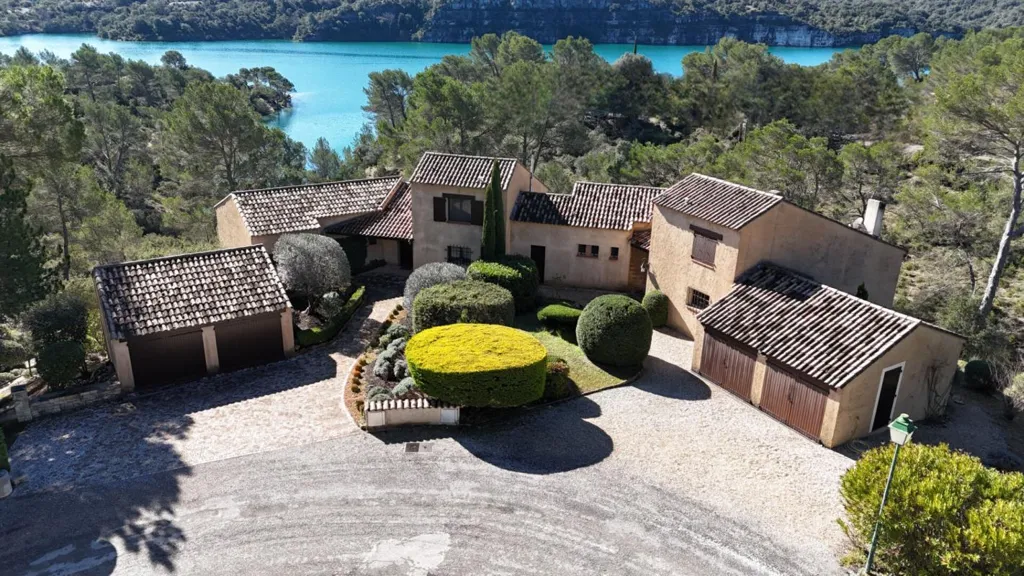 Vue aérienne - Villa pied dans l'eau avec port privé près du lac d'Esparron