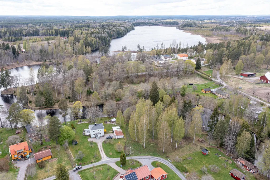 Õhuvaade - Buildable Plot with Riverfront in Skinnskatteberg