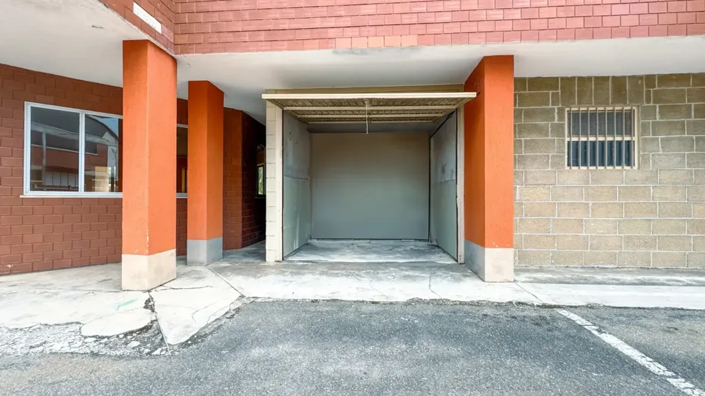 Garage - Trilocale with Private Garden in Momo