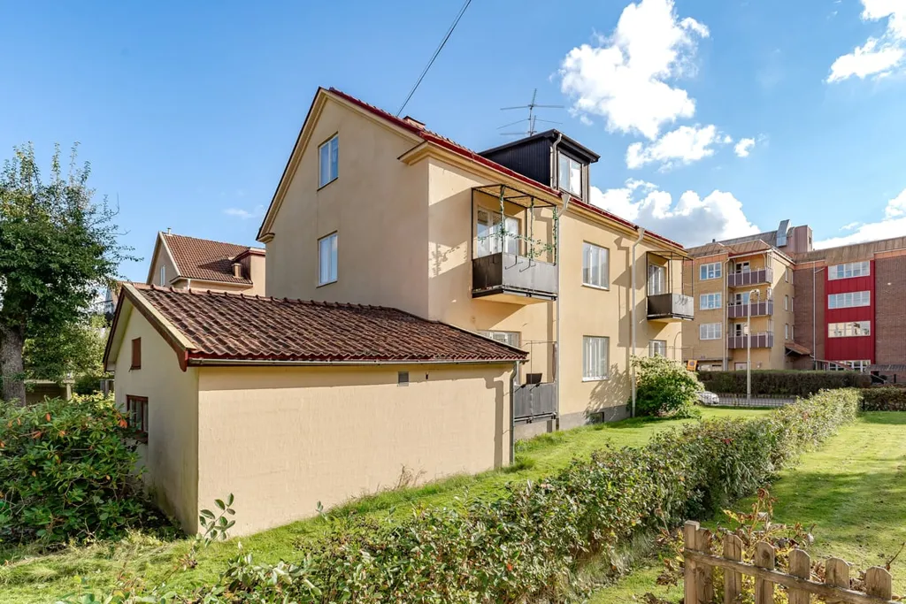 Giardino - Apartment with West-Facing Balcony in City Proximity
