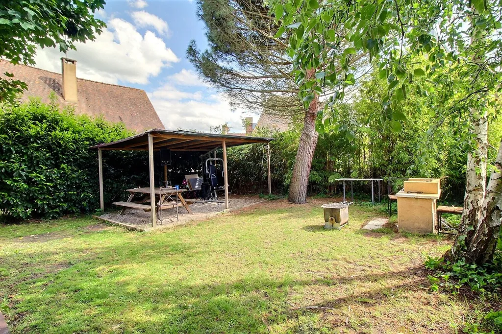 Garden - Charming 3-Bed Flat with Garden in Epernon