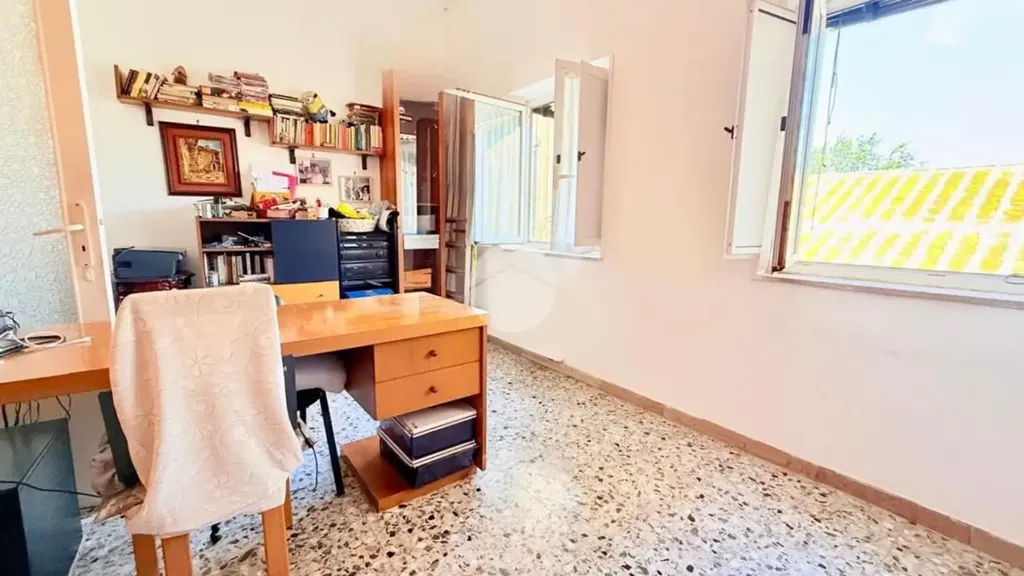 Bureau - Quadrilocale with Balcony in Santa Croce, Naples