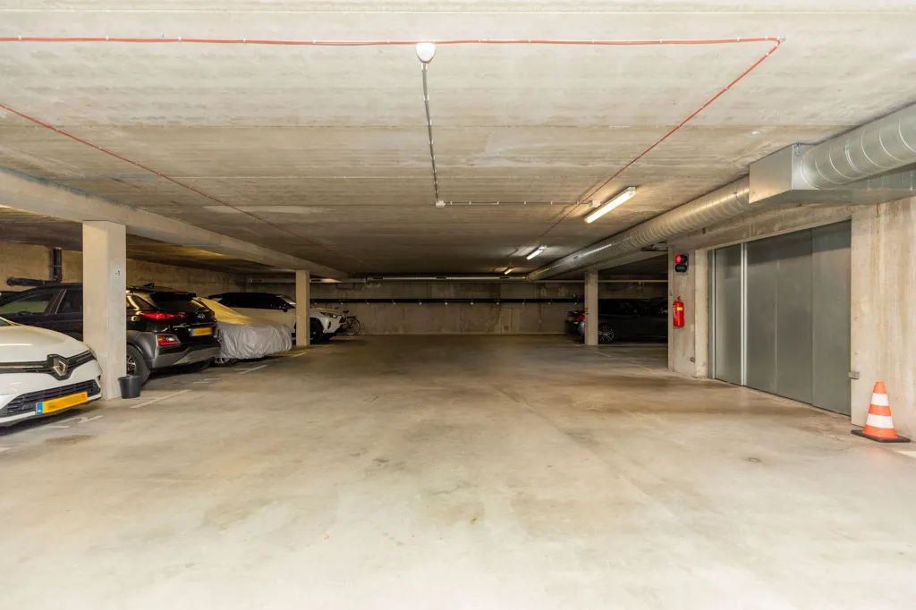 Garage - Portiekflat with Balcony in Lloydkwartier