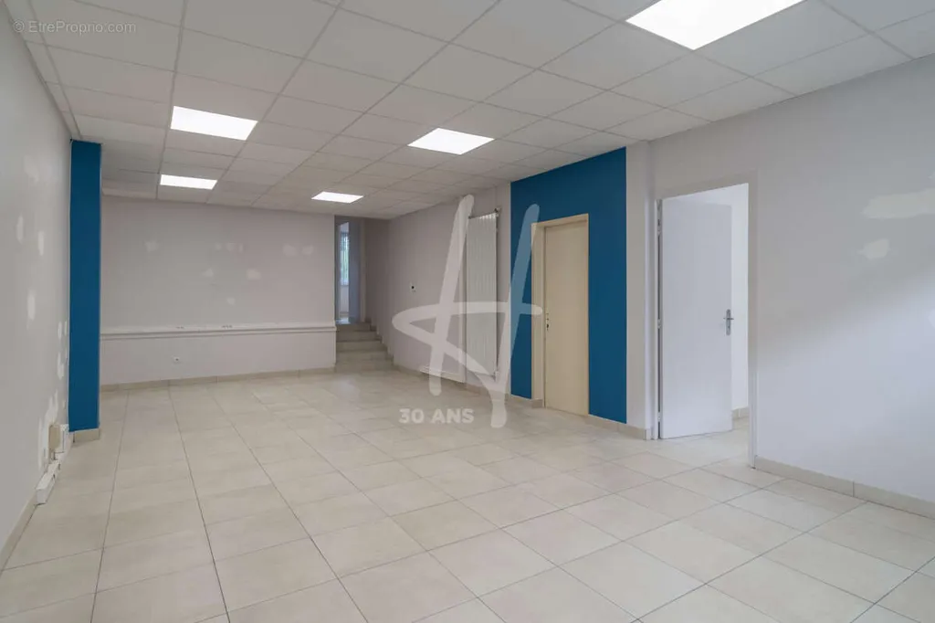 Toad - Commercial Space with Parking in Metz