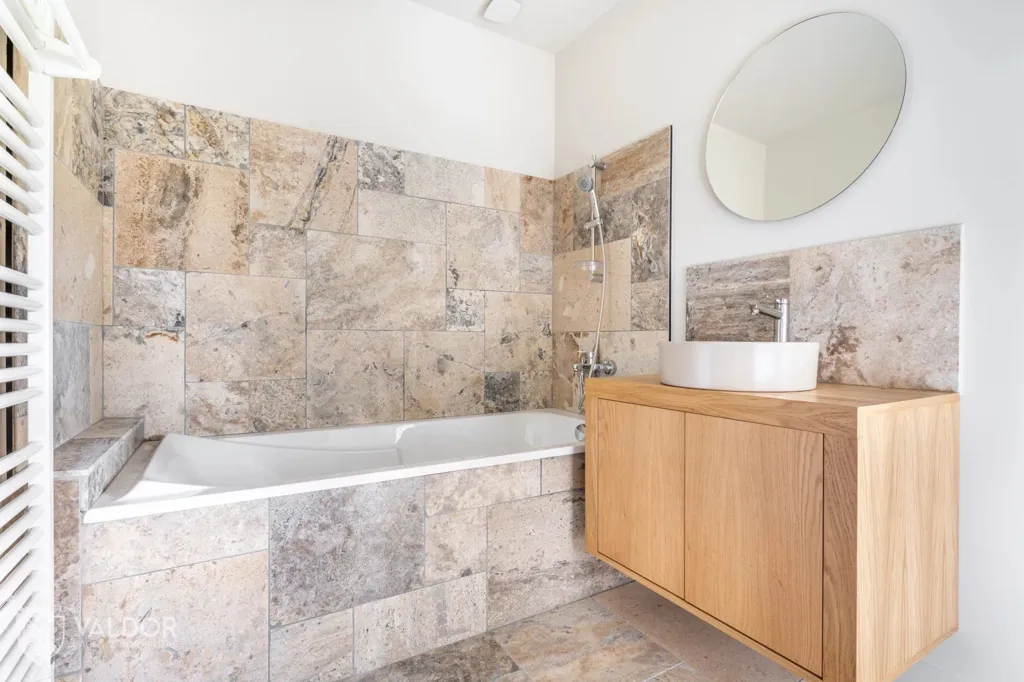 Salles de bain - Maison Rénovée avec Jardin à Blacé