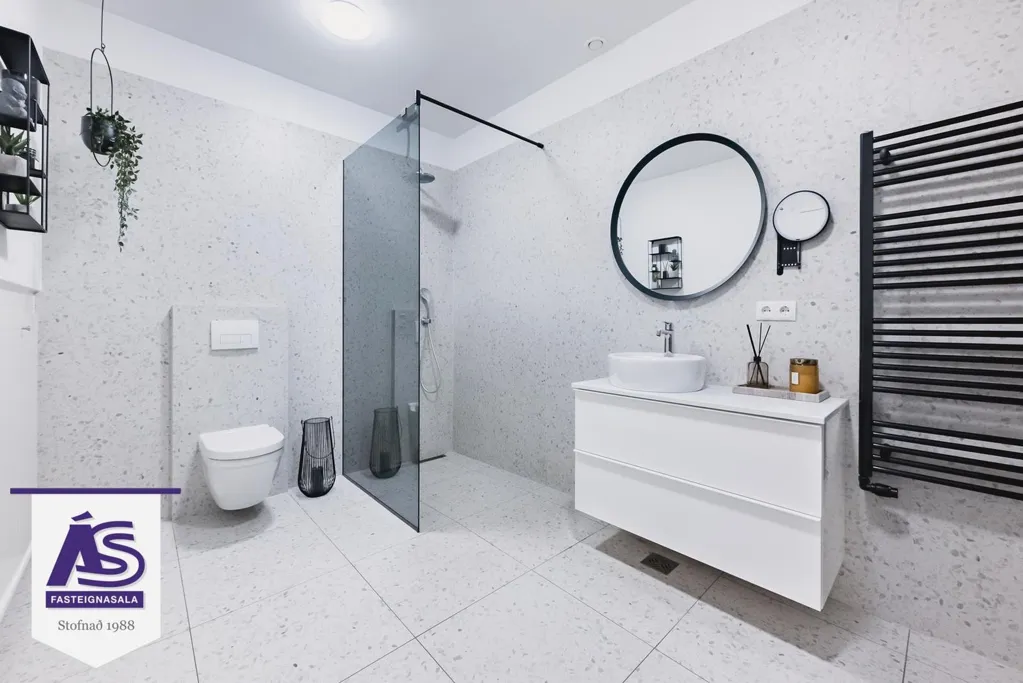 Bagni - Newly Built Duplex with Garden in Skarðshlíð