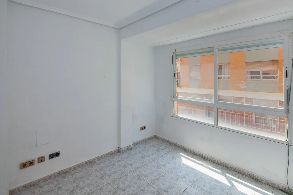 Pièces - 3-Bed Apartment with Metro Access in Valencia