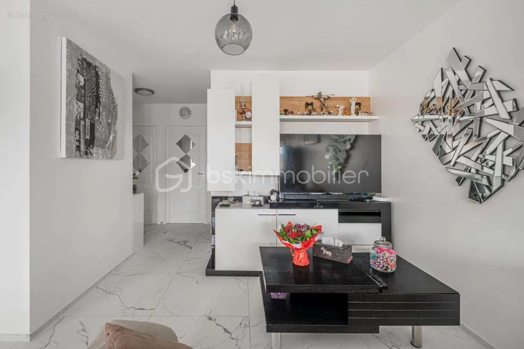 Séjour - Appartement Rénové avec Balcon et Vue Dégagée en Centre-Ville
