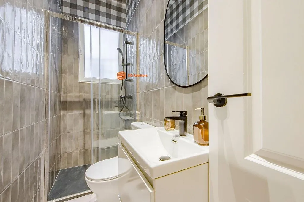 Salles de bain - Luxury Apartment with Rustic Elegance in Madrid