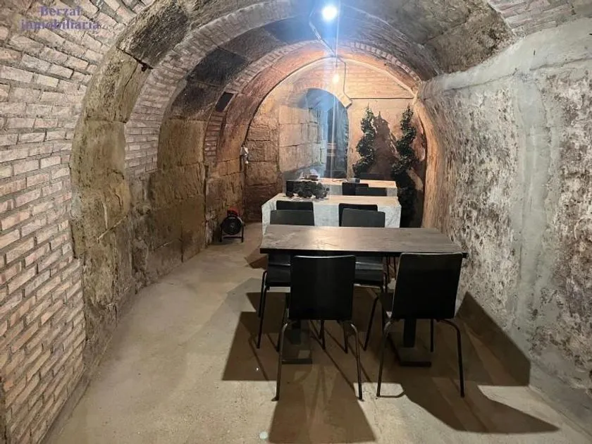 Pièces - Bodega with Bar and Restaurant in Baños de Ebro