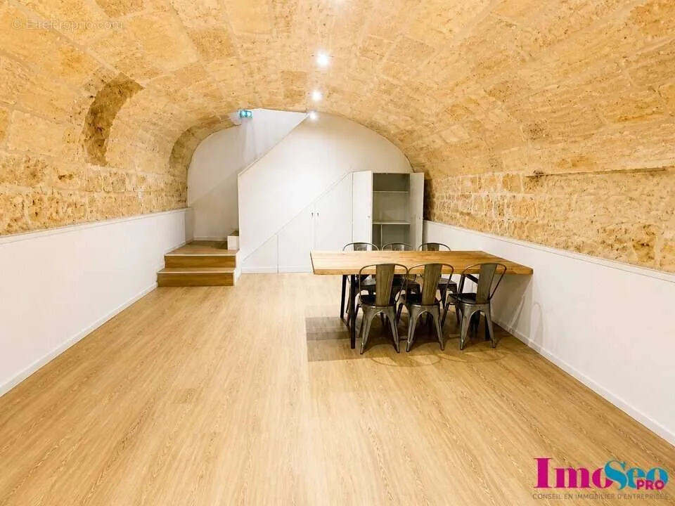 Stanze - Commercial Property near Bordeaux's Triangle d'Or