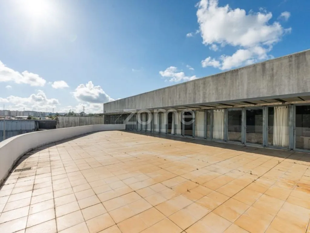 Terrass - Corporate Office with South Terrace in Maia