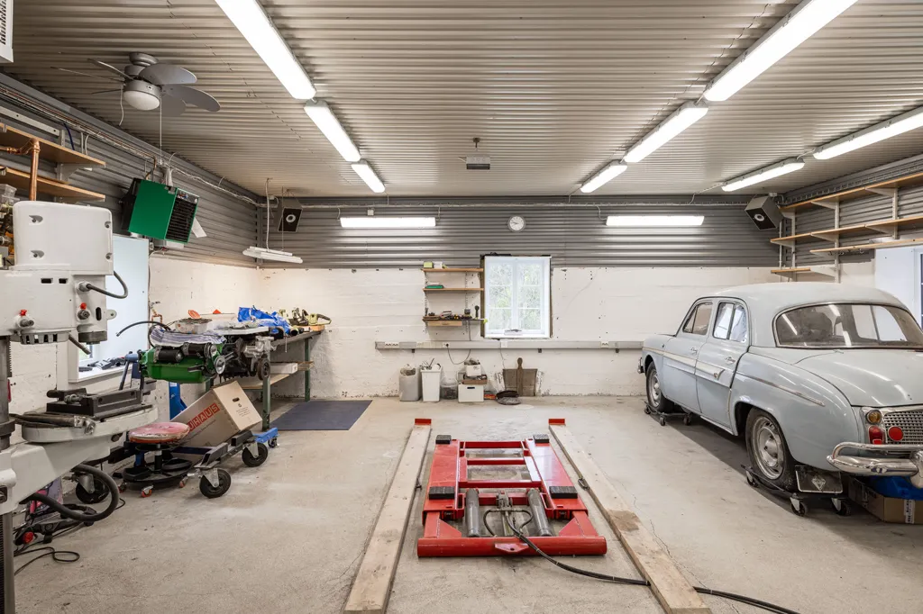 Garage - Historic Villa with Forest View in Västloning