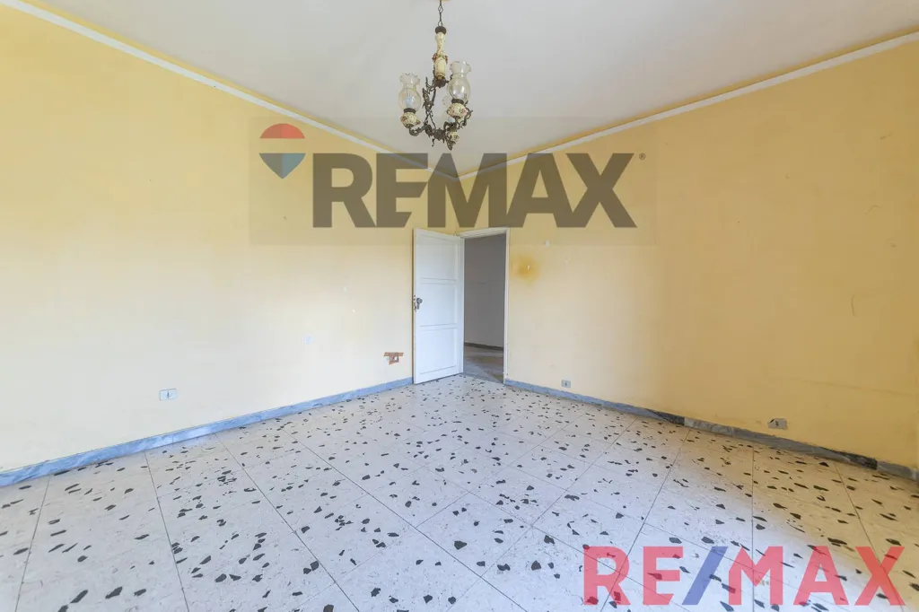 Pièces - Apartment with 50m² Cellar in Sonnino