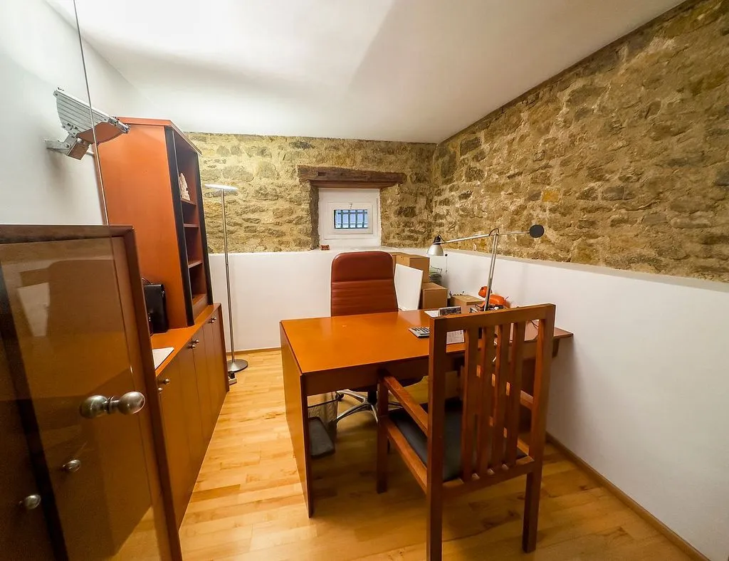 Bureau - Modern Flat with Street Views in Vitoria Centre