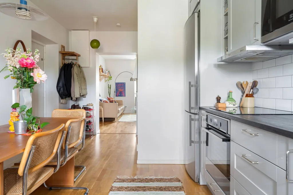 Cuisine - Charming Two-Bedroom Apartment with Fireplace in Enskede