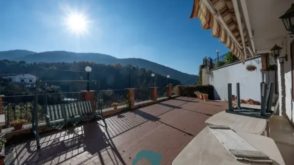 Villa with Garden in Poli