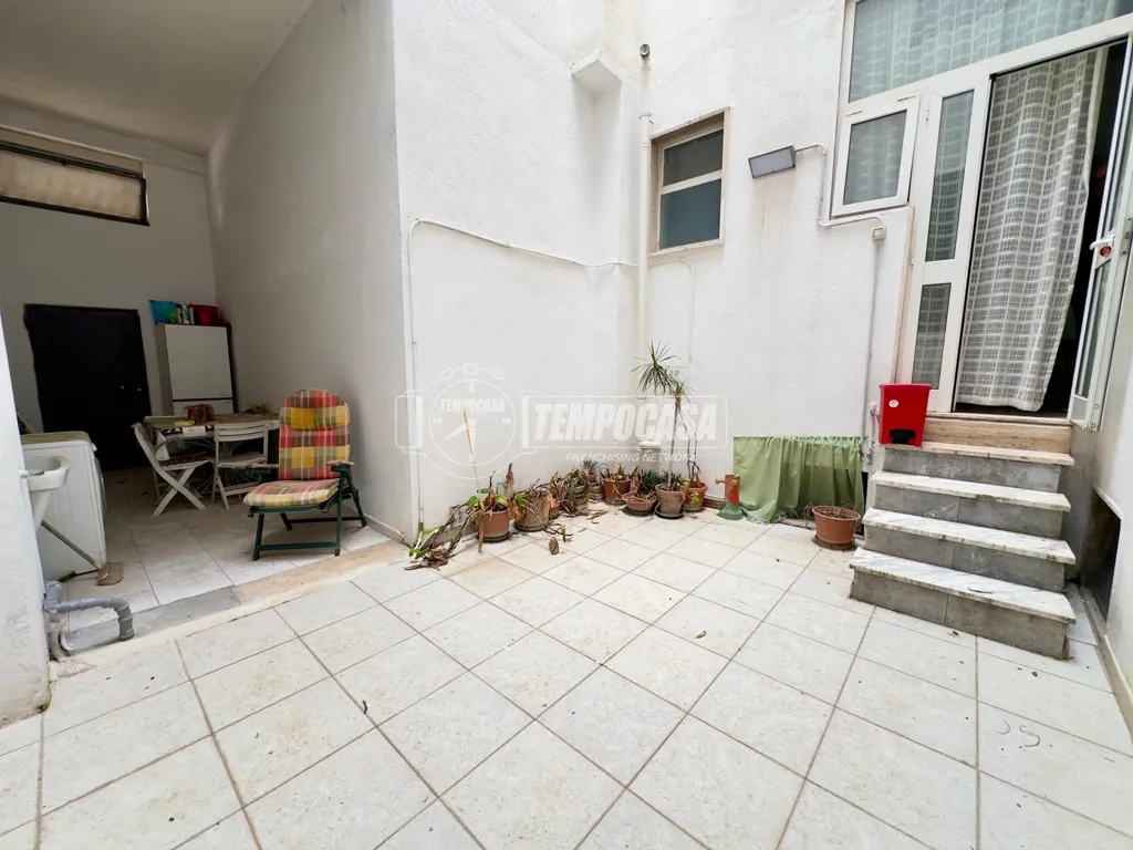 Jardin - Three-Bedroom Flat with Patio in Valenzano