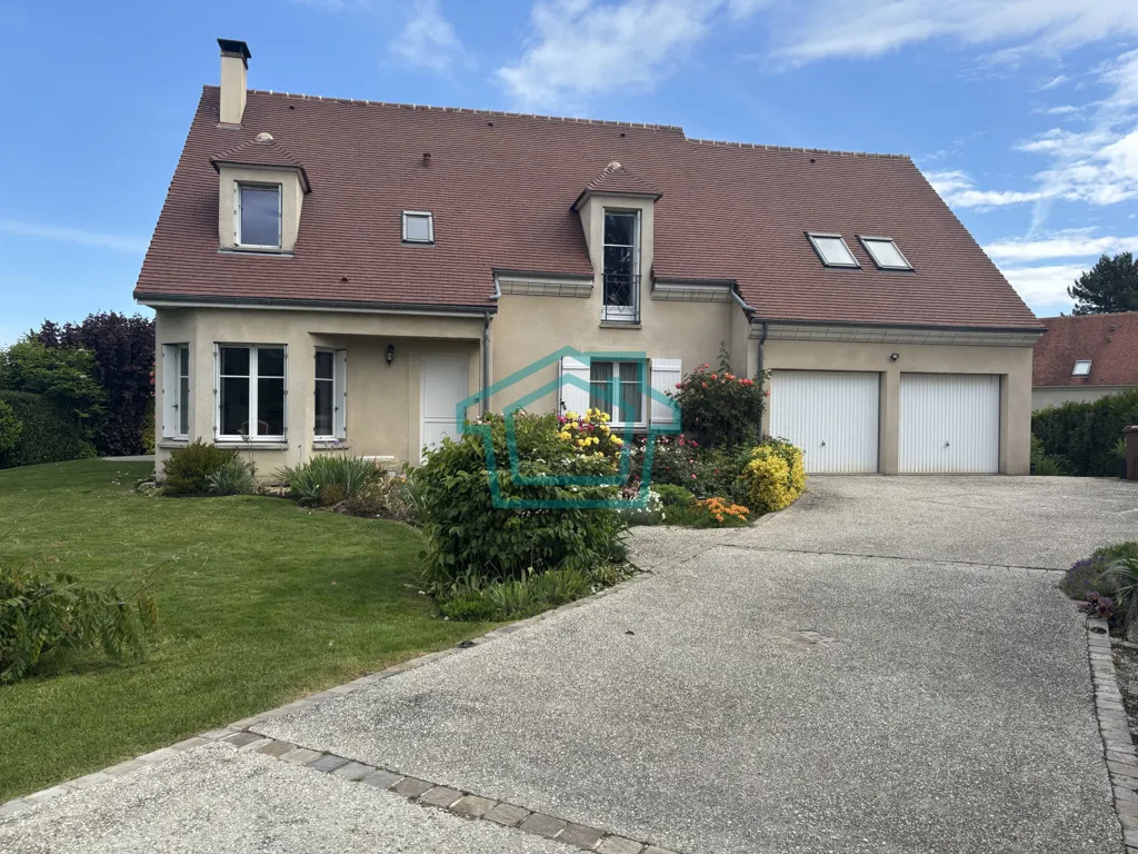 Extérieur - Maison Individuelle avec Double Garage dans un Environnement Calme