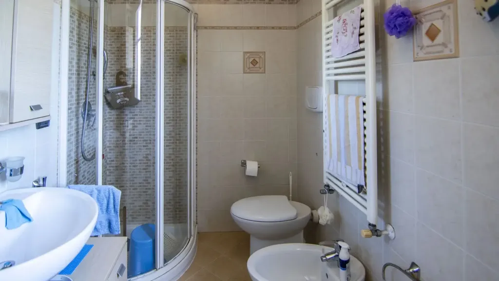 Salles de bain - Villa with Garden and Caminetto in Codevigo