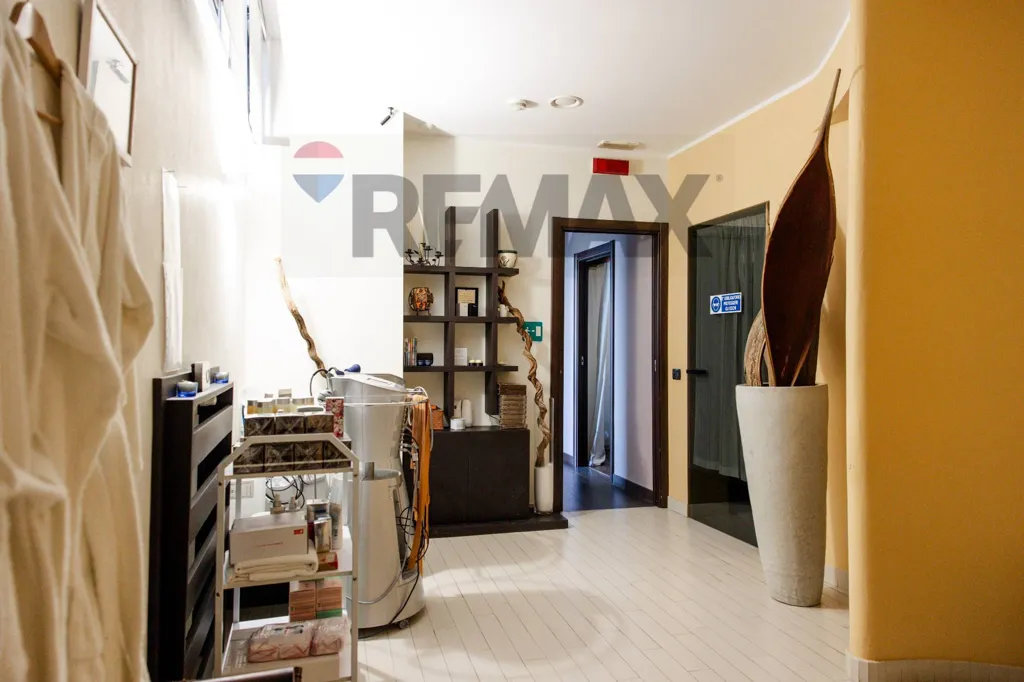 Entrée - Commercial Space with Parking in Concorezzo