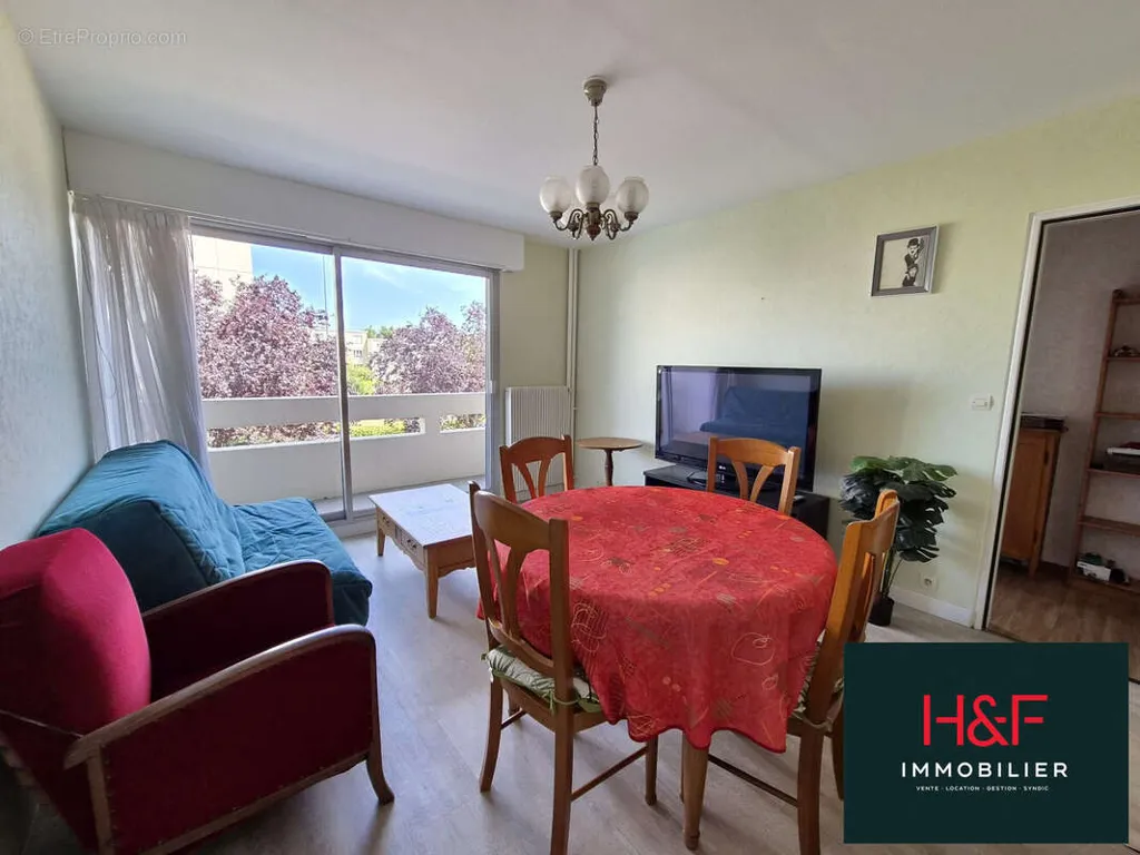 Soggiorno - Bright 2-Bedroom Apartment with Balcony in Caen
