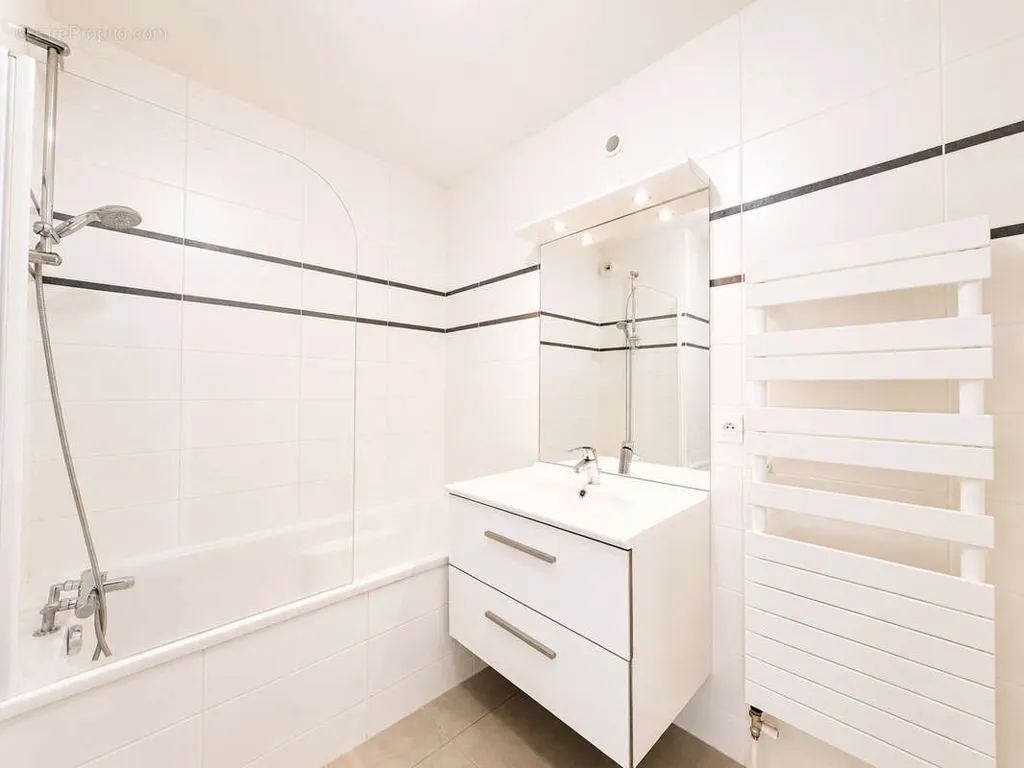 Salles de bain - Appartement Moderne avec Balcon dans Résidence Récente