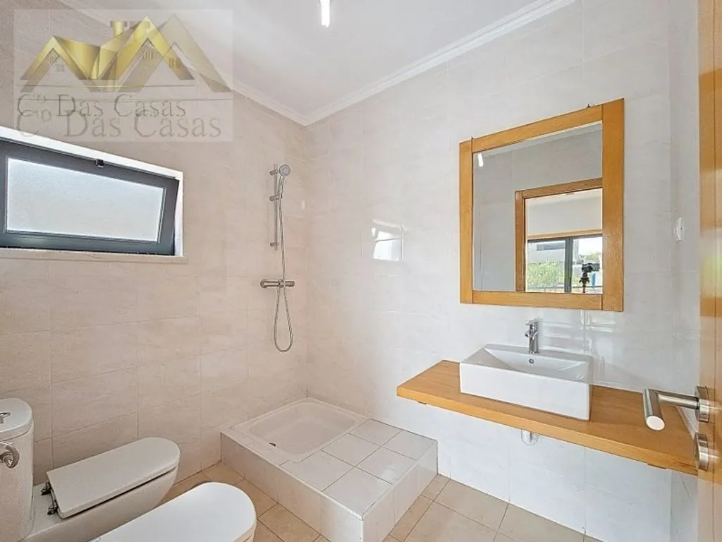 Bathrooms - Modern House in Final Renovation in Almada