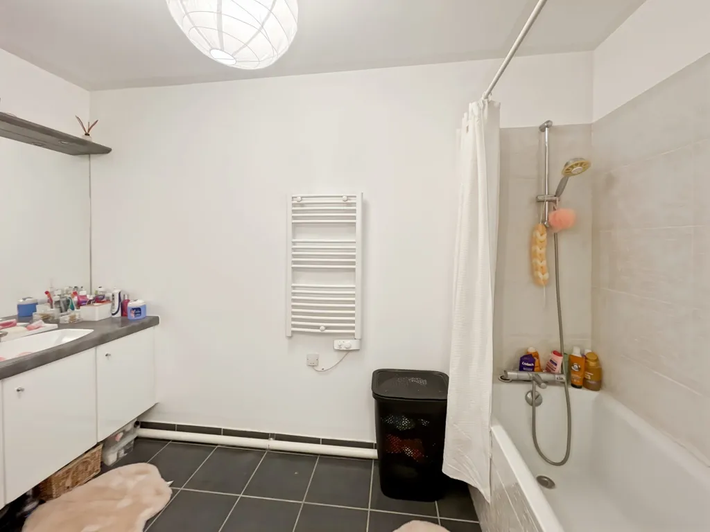 Salles de bain - Appartement Dernier Étage avec Balcon au Centre de Wissous
