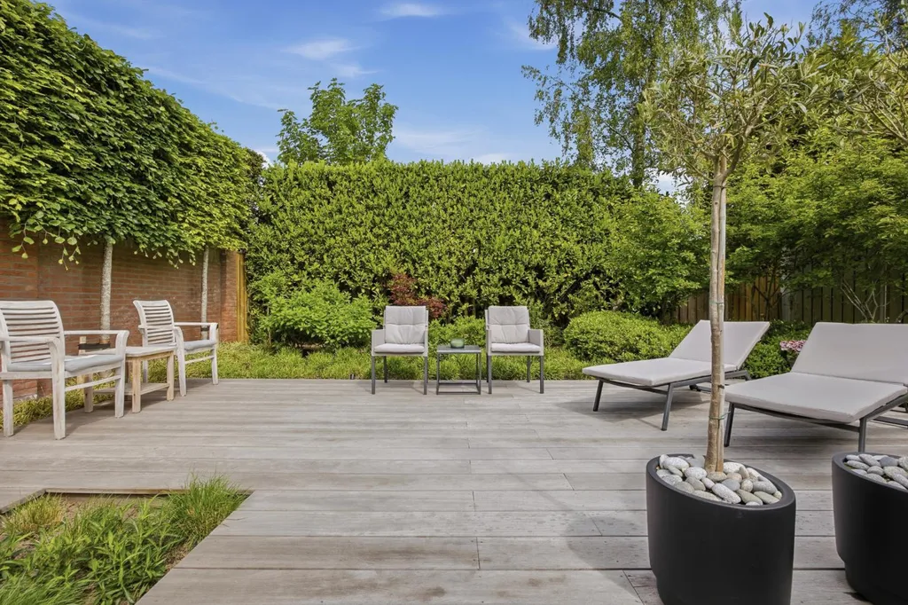 Jardin - Two-Storey House with Garden in Made