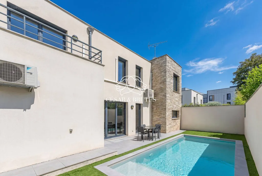Piscine - Villa with Pool in Chassieu