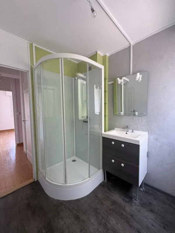 Salles de bain - Appartement avec Garage et Cave près du Centre-ville d'Arras