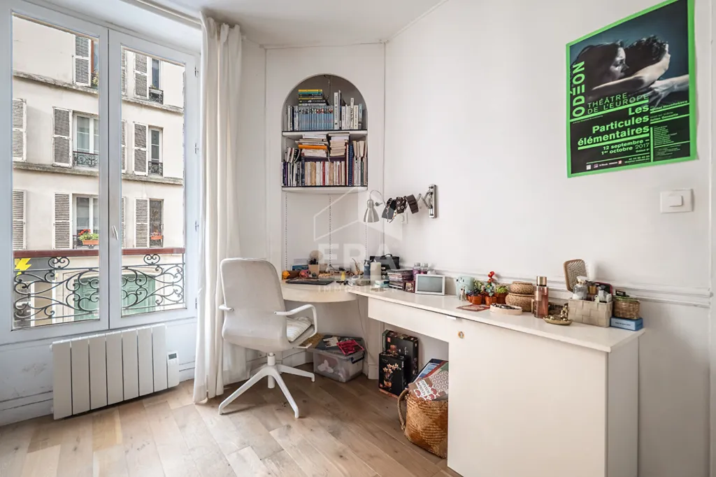Studio - 3-Bedroom Parisian Flat with West Exposure