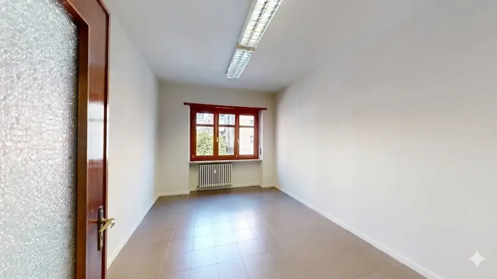Bureau - Spacious Trilocale with Balcony in Turin