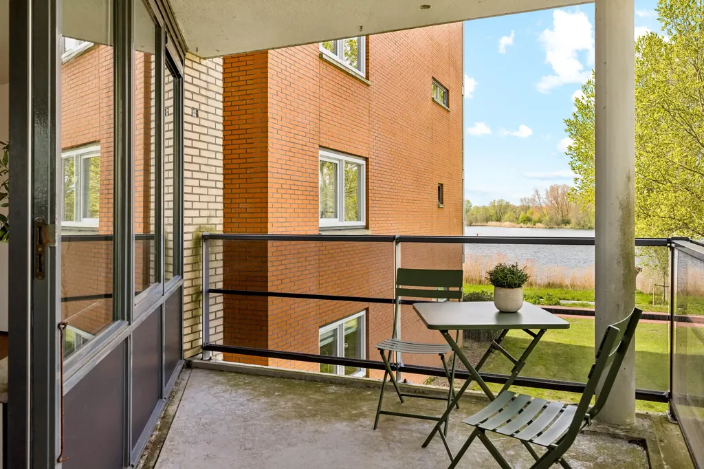 Rõdu - Corner Gallery Flat with Balcony in Filmwijk