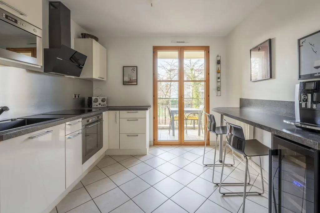 Cuisine - Appartement Luxueux avec Terrasse à Tassin-la-Demi-Lune