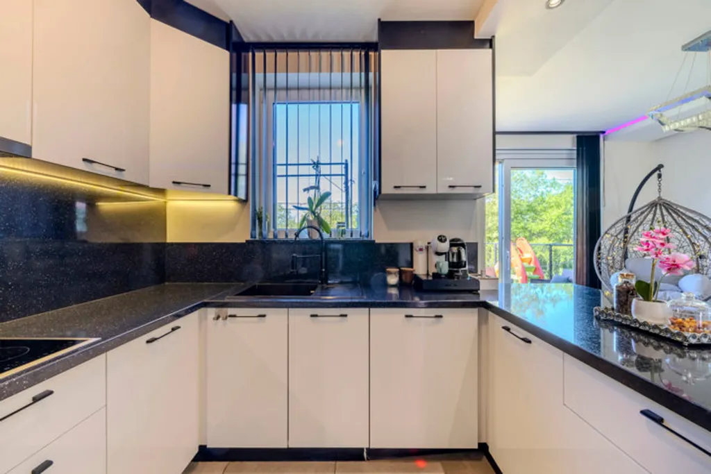 Cuisine - Maison Moderne avec Espace Vert à Balen