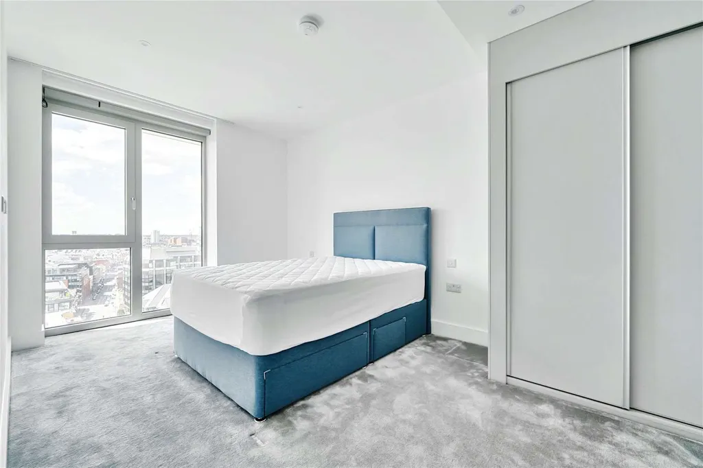 Bedrooms - 2-bedroom apartment in Reading