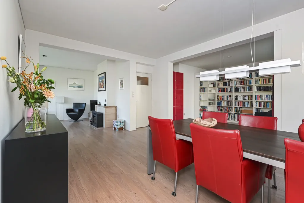 Söögituba - Corner Flat with Erker in Den Haag