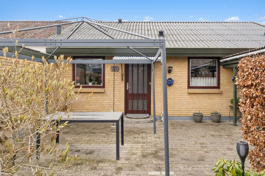 Terrass - Well-Maintained End-Terrace House in Fårevejle
