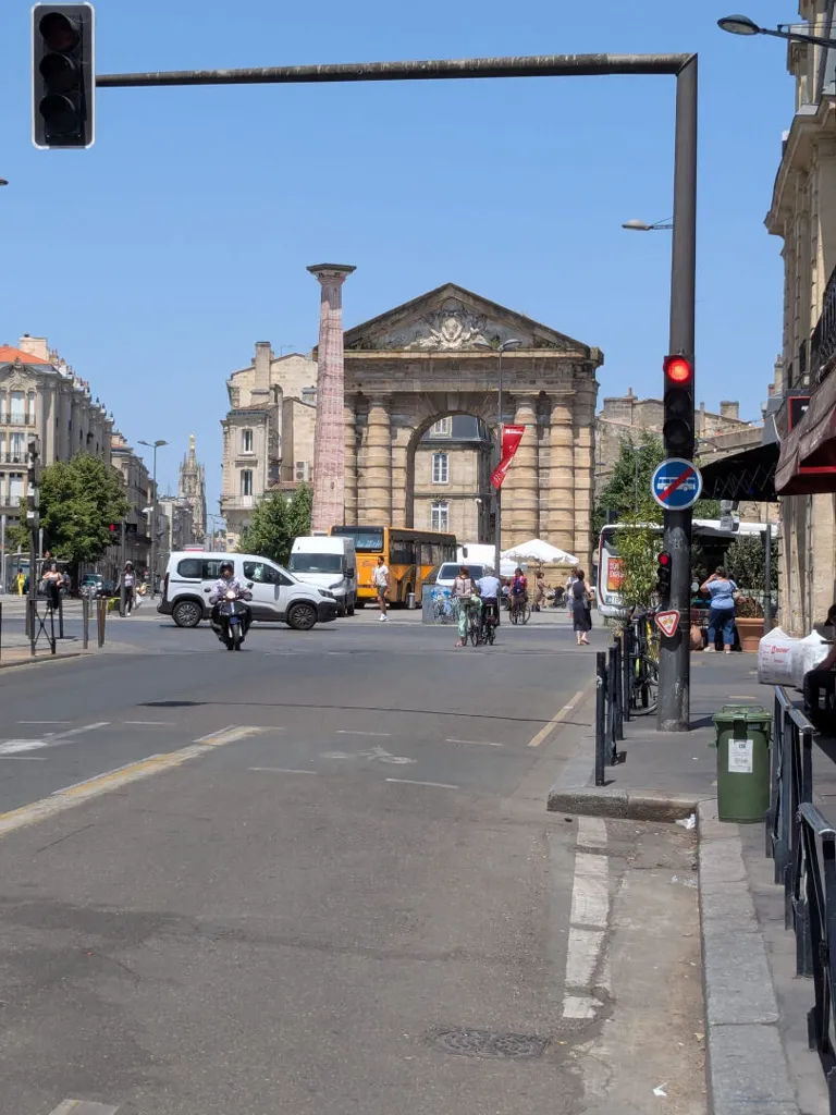 Spacious Studio with Balcony in Bordeaux