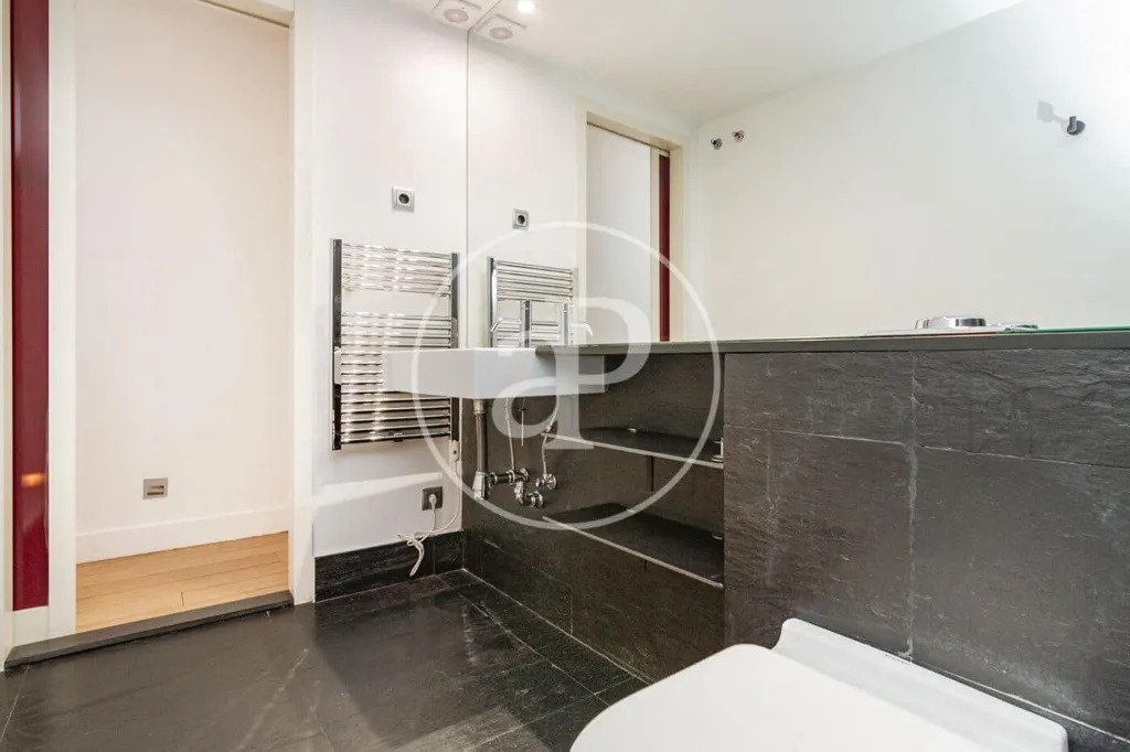 Bathrooms - Modern Apartment with Balcony Views in Madrid Centre