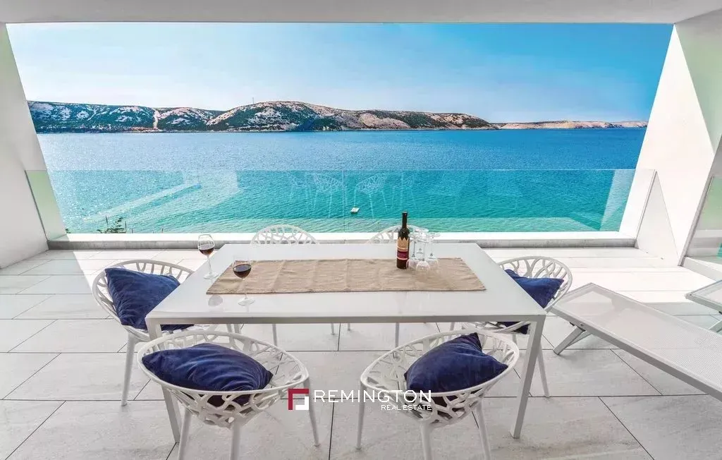 Terrass - Waterfront Penthouse with Private Beach in Pag