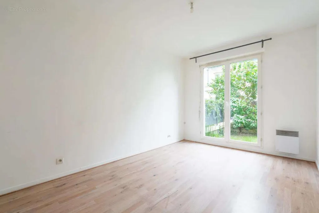 Rooms - 2-Bedroom Apartment with Balcony in Le Raincy