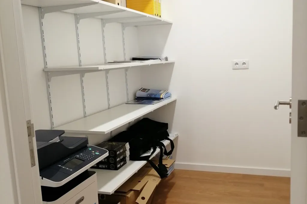 Bureau - Warehouse with High Ceilings in Accessible Location