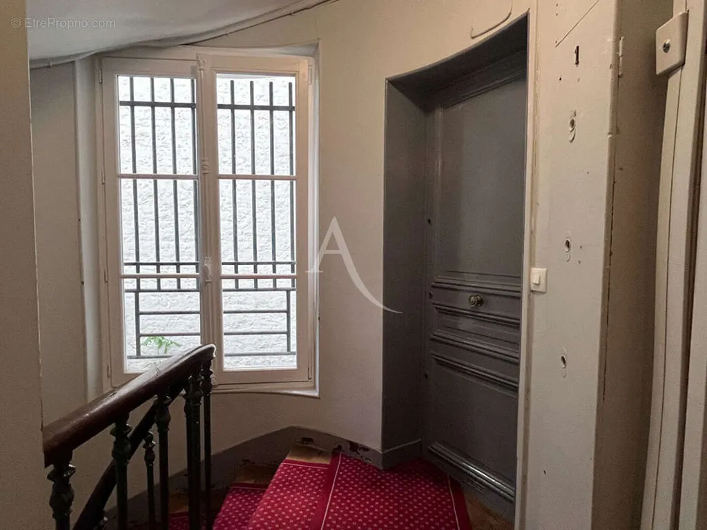 Pièces - Studio avec Cachet et Fort Potentiel en 2 Pièces à Paris